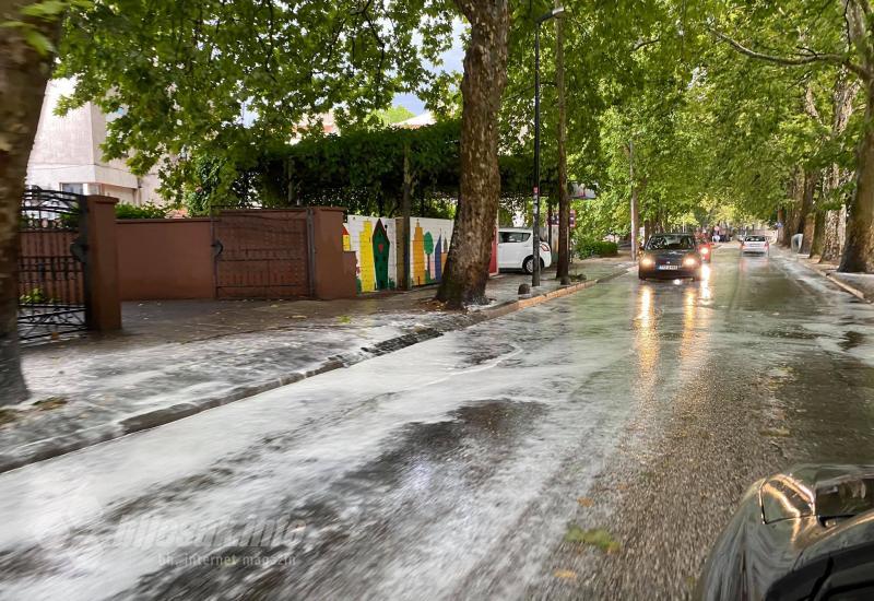 Zapjenilo na ulicama nakon ljetnih kiša - Ljetni pljusak u Mostaru